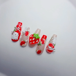 Vue détaillée de stickers 3D pour ongles avec lapins, fraises et perles nacrées