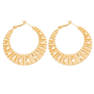 Boucles d'oreilles créoles géométriques ajourées plaquées or avec finition métallique chic