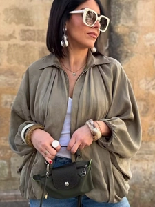 Giacca baseball kaki vintage da donna con maniche a lanterna e silhouette street style