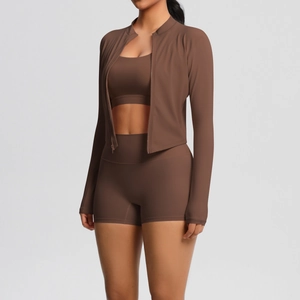 Ensemble de yoga 3 pièces marron avec veste, brassière de sport et short taille haute