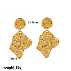 Détail montrant les dimensions et le poids de 19g des boucles d'oreilles cœur en or martelé