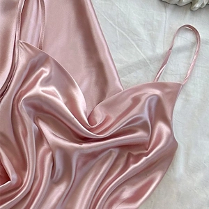 Ensemble pyjama élégant en satin rose avec fini soie brillant et fines bretelles