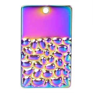 Vue détaillée d'un pendentif arc-en-ciel rectangulaire avec texture de galets polie