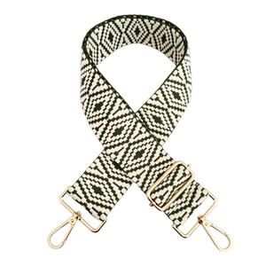 Détail de bandoulière tissée réglable avec motif losange et boucles dorées