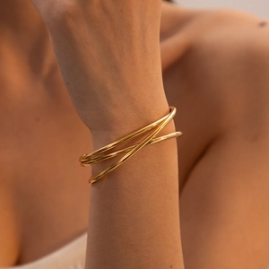 Brazalete multicapa minimalista de acero inoxidable chapado en oro de 18k para mujer