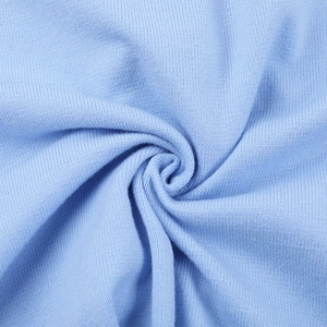 Détail du tissu en maille bleu clair montrant la texture douce et le tissage fin