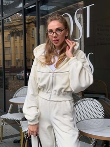 Survêtement femme blanc crème avec veste à capuche zippée et pantalon de sport assorti