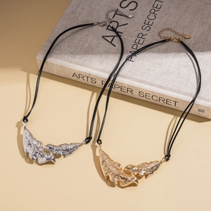 Collier pendentif feuille minimaliste avec texture métallique sur cordon en cuir bicolore