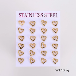 Set aus 12 Paar minimalistischen Edelstahl-Herzohrsteckern auf einer Präsentationskarte