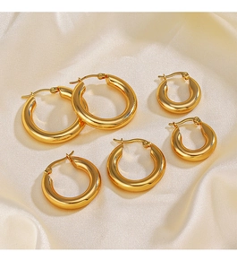 Tre dimensioni di orecchini a cerchio placcati oro 18K su sfondo di seta beige morbido