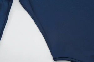 Gros plan détaillé du tissu en maille bleu marine avec coutures professionnelles