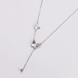 Vue détaillée du collier papillon argenté avec un design élégant à double pendentif