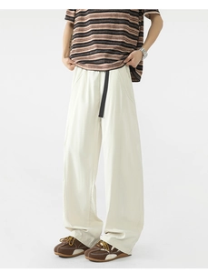 Detalle de pantalón casual beige claro de pierna recta con cordón negro y tejido de sarga