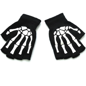Détail de gants tricotés sans doigts avec imprimé squelette blanc et poignets côtelés