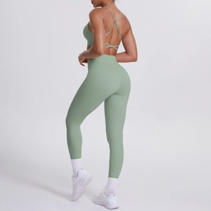 Détail du soutien-gorge de yoga dos croisé et legging taille haute en vert haricot
