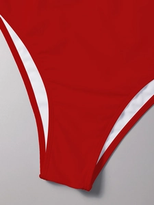 Détail du bas de bikini rouge échancré avec doublure blanche et coutures précises