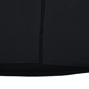 Detailansicht des hohen Schlitzes und der Nahtverarbeitung am schwarzen Kleid