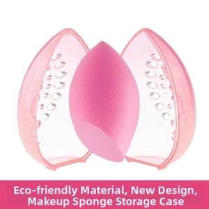 Detail van roze make-up spons en ademende opbergcase met ventilatieopeningen aan de zijkant