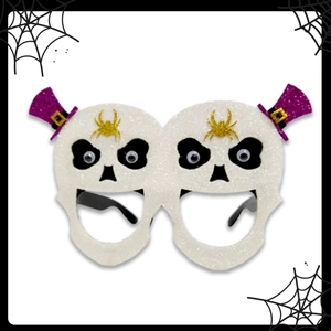 Détail de lunettes d'Halloween en feutre avec crânes blancs et chapeaux violets