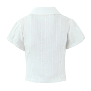 Vista posteriore dettagliata di una camicia bianca a maniche corte con trama a righe