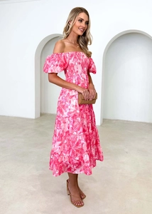 Dettaglio dell'abito a fiori rosa con spalle scoperte e corpetto elastico con gonna a balze