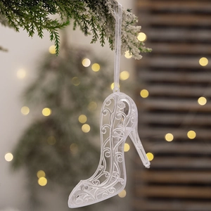 Gros plan d'un pendentif de Noël en forme de chaussure à talon haut en acrylique