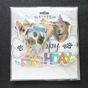 Dettaglio del set di cake topper per compleanno di cani con grafica Corgi e Retriever