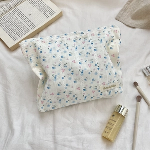 Détail de la trousse de maquillage en dentelle florale avec texture de tissu délicate