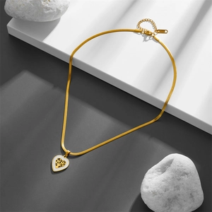 Collier en acier titane avec pendentif cœur, incrustation nacre arbre de vie et chaîne serpent