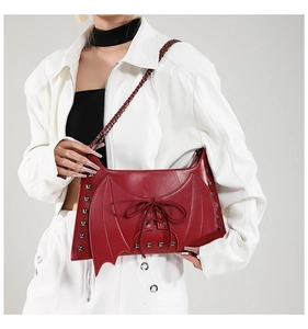 Sac à bandoulière chauve-souris punk élégant sac gothique avec rivets et design à lacets.
