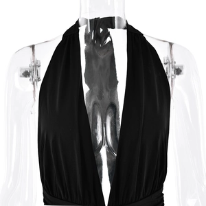 Détail du décolleté en V profond et du style dos nu sur cette robe noire élégante