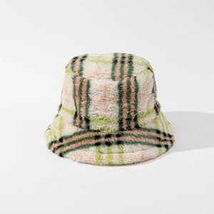Dettaglio di un cappello da pescatore a quadri con morbida texture in finta pelliccia