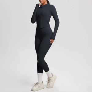 Détail de l'ensemble de yoga noir zippé et leggings avec poche latérale pratique