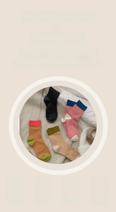 Détail de chaussettes en coton à rayures quadricolores avec texture douce et maille