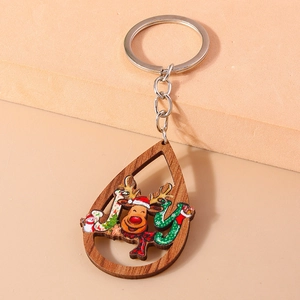 Détail d'un porte-clés de Noël en bois en forme de goutte avec renne et JOY