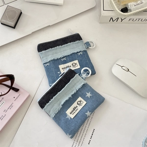 Detailansicht eines Denim-Kartenetuis mit Kontrastnaht und Metallreißverschluss