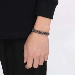 Primo piano del bracciale a catena barbazzale in acciaio inossidabile grigio scuro