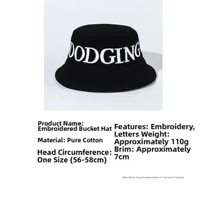 Détail d'un chapeau bob en coton noir montrant la broderie DODGING et le bord de 7 cm