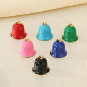 Vue détaillée de six pendentifs cloches colorés en émail avec bords métalliques pour DIY