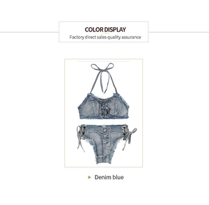 Dettaglio di set due pezzi blu denim con top allacciato al collo e pantaloncini sfrangiati