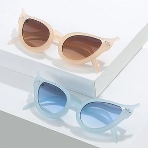 Cat eye sunglasses with translucent frames, gradient lenses and decorative snake accents