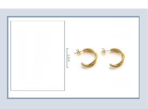 Detail of twisted 18K gold plated C-shape hoops with measurements 0.5x2.2cm and 6.7g weight