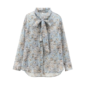Chemisier à manches longues fleuri gris bleu avec boutons dorés et col noué