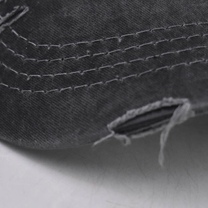 Dettaglio della visiera consumata su cappello in cotone lavato per coda di cavallo