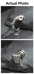 Detailsansicht der industriellen Edelstahl-Ohrringe und geometrischen quadratischen Stecker