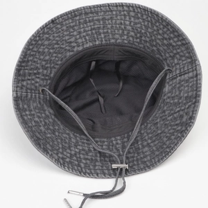 Cappello a secchiello in denim lavato grigio scuro con fodera in rete e cordino regolabile