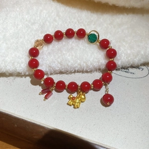 Bracciale vintage in perle di agata rossa con ciondolo a cavallo dorato e accenti