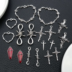 Gothic Silber Anhänger Set mit Kreuz Herz und Sarg Motiven auf schwarzem Leder