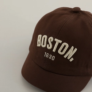 Braune Baby-Baseballkappe aus Baumwolle mit Boston 1630 Stickerei und kurzem Schirm