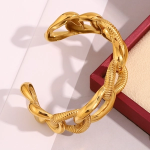 Détail d'un bracelet gourmette épais en acier inoxydable plaqué or 18 carats sur boîte